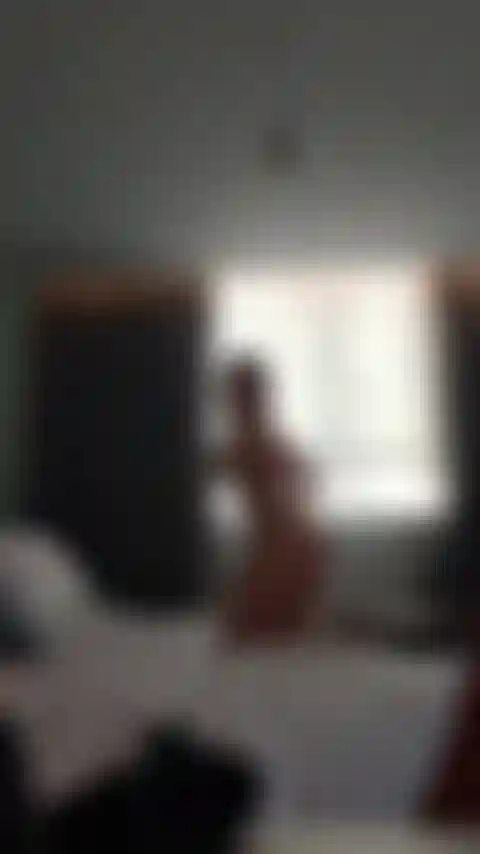 Je joue voyeuriste dans mon hôtel.