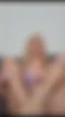 Qui suce les orteils.