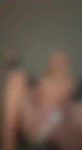 En culotte blanche et je joue avec ma baguette.