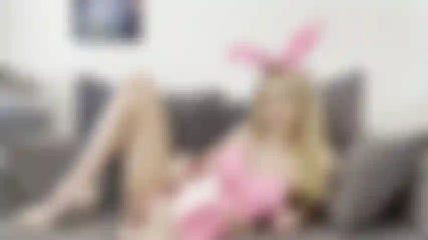 Un joli lapin blond en pvc se livrant à un orgasme trempé.