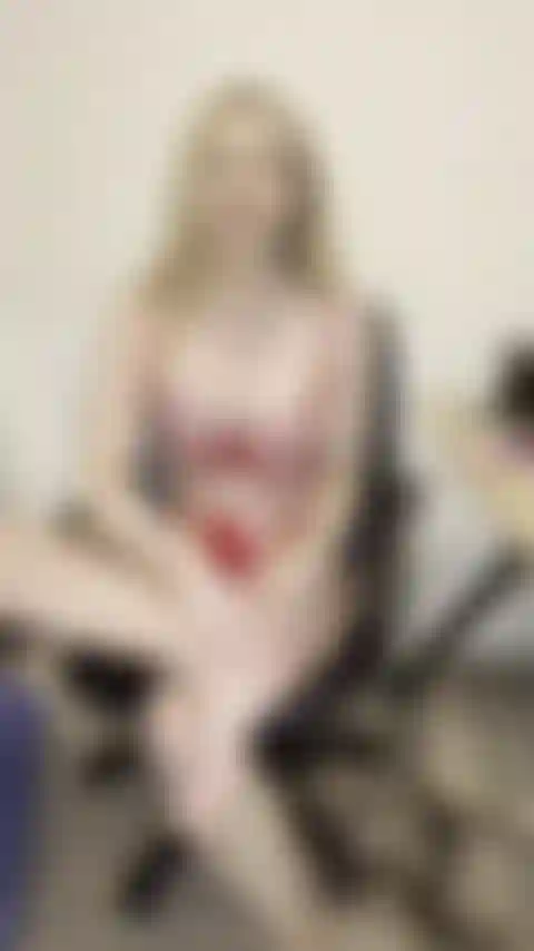 Les pieds et les talons se branlent selon les instructions de la maîtresse emma.