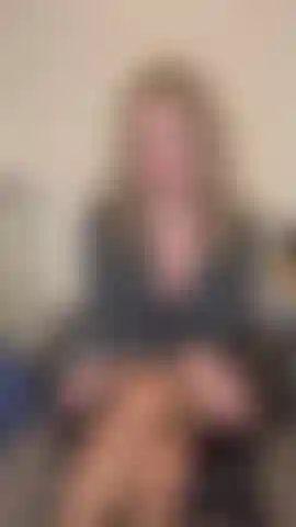 Une secrétaire qui demande une augmentation à son patron.