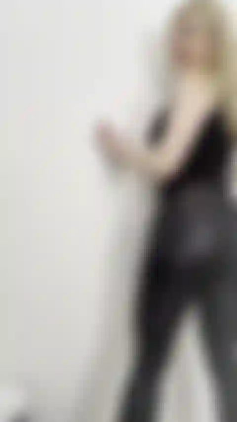 Maîtresse emma vous donne du plaisir dans des leggings moulants au look mouillé. Tu ferais mieux d'adorer mon cul comme un bon soumis.