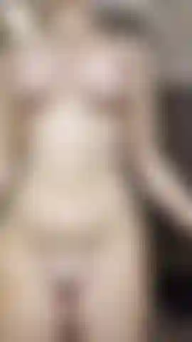 Exhibant mon corps nu et huilé.