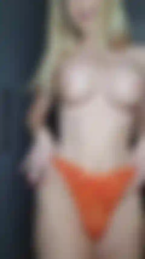 J'enlève lentement ma culotte pour toi.