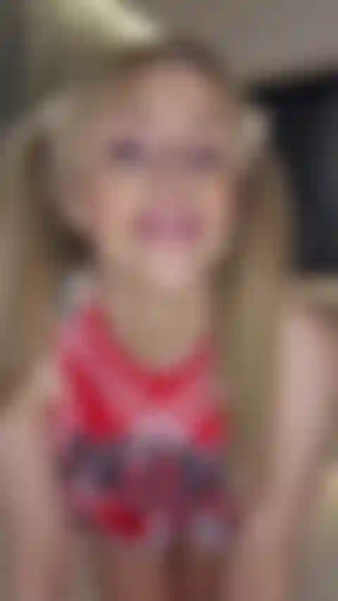 Une pom-pom girl coquine veut fêter ça en suçant et en baisant.