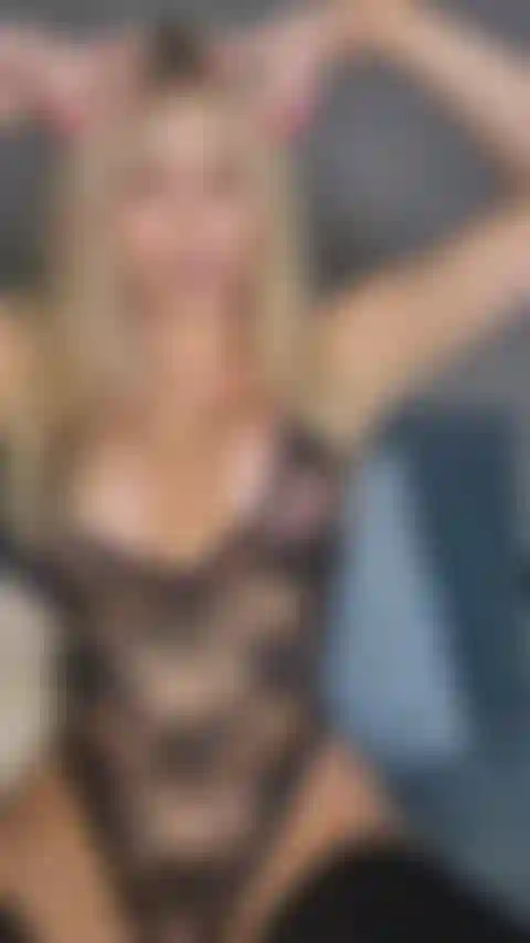 Exhibant mon body en dentelle transparente.