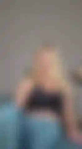 Emma prend le contrôle et veut que tu te branles sur son string sale de gym.