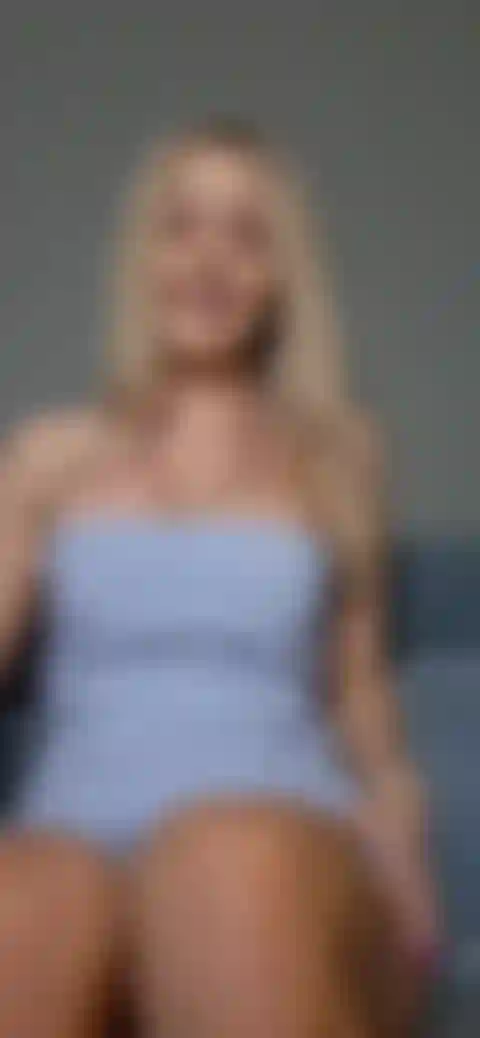 Taquine dans ma robe bleue.