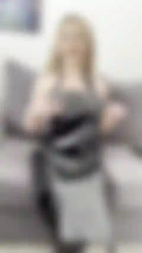 Je me fais branler par la maîtresse emma avec ses gants, son tablier et ses talons en pvc sexy.
