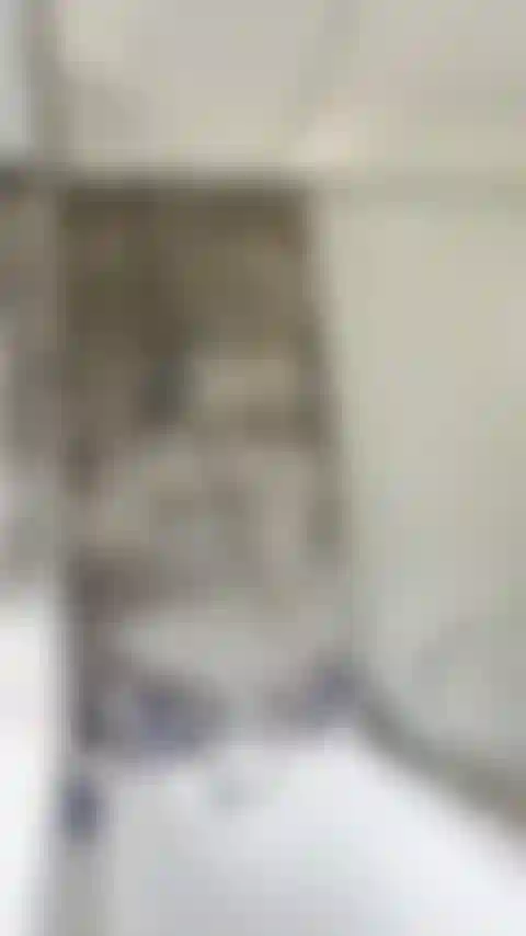 Je prends une douche et j'utilise la pomme de douche pour me faire jouir.