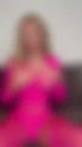 J'avais oublié que j'avais cette tenue sexy en résille rose ! Regardez-moi porter mes bas en résille rose et baiser mon gode rabbit noir jusqu'à ce que je jouisse dessus ! Paroles cochonnes tout au long et je veux ton sperme.