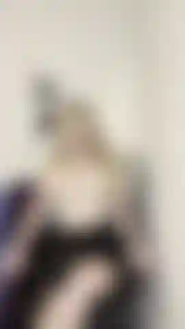 Laissez-moi satisfaire votre fétichisme des culottes d'étudiante, monsieur.