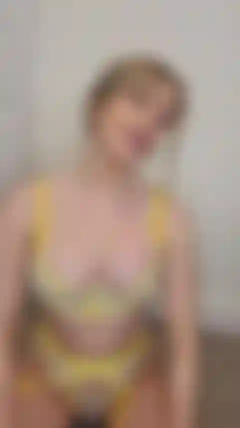 Trempée et jouant dans ma lingerie jaune.