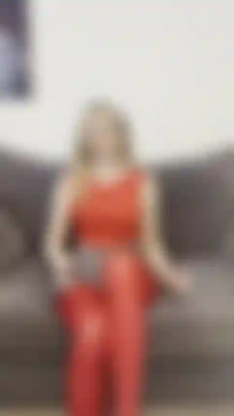 Joi en bas nylon rouge et sans culotte.