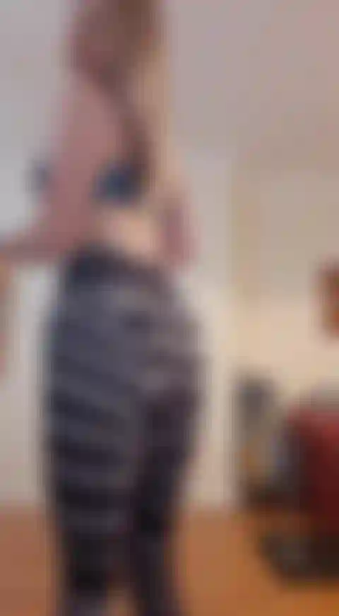 Accroupie et exhibant des vêtements de sport.