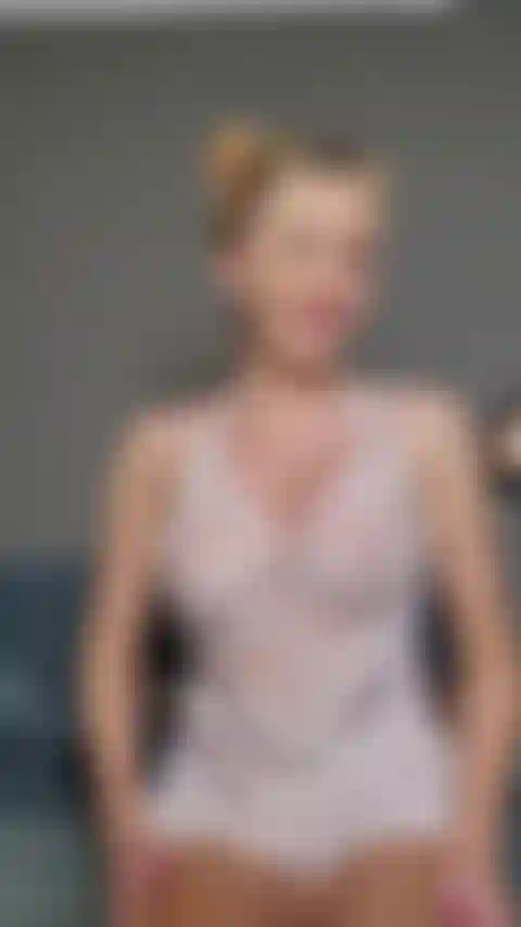 Descendez avec moi pendant que j'utilise mon jouet chatouilleur de langue.