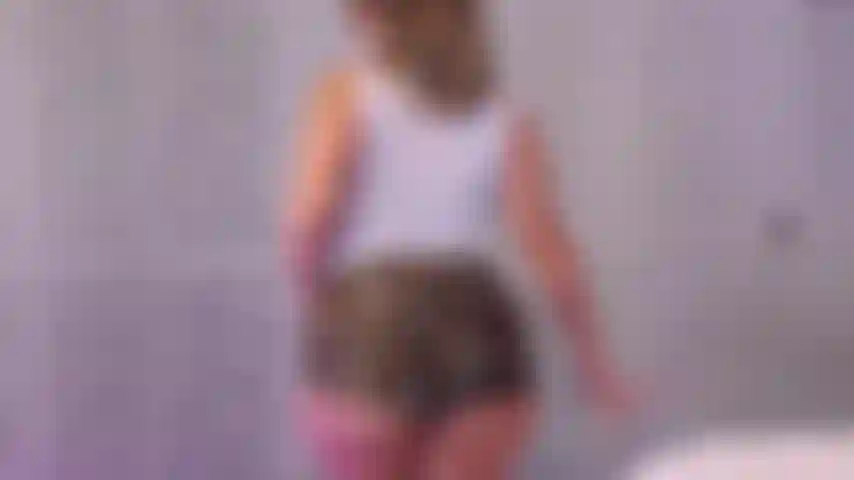 Taquine sph - tu ne pourras jamais t'entendre avec une déesse comme moi. Ta petite bite de bébé ne pourrait même pas dépasser mes fesses ! Ne jouis pas encore, premie, je n'ai pas fini de te taquiner avec mes seins !