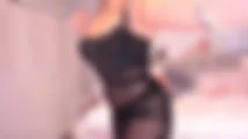 Birthday gold show 2022 - huile corporelle complète, machine à baiser, twerk, strip-tease, gode éjaculation faciale, gâteau assis, crème fouettée, spectacle d'anniversaire en désordre ! Huilons ce gros cul et jouissons deux fois ensemble ! Les 12 premières minutes sont le pré-show, après, le gold show de 20 minutes.