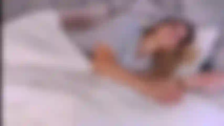 Reviens au lit - tu te réveilles à côté de ta chaleureuse petite amie au lit. Son cul est si gros et rond qu'on ne peut s'empêcher de la vouloir. Laissez-la vous sucer la bite avant de la glisser profondément dans sa chatte chaude et crémeuse jusqu'à ce que vous jouissiez tous les deux. Un jeu de rôle de petite amie, une machine à baiser.