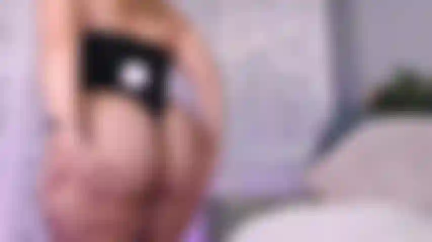 Un costume de lapin taquine et baise - j'adore la taille de mon cul dans ce costume de lapin moulant et ces résilles. J'aime le bruit de mes doigts qui passent dessus. Je vais d'abord te taquiner avec mes courbes et mon cul, puis les déchirer avant de me baiser avec un gode.