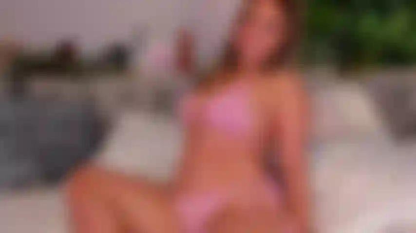 Crache sur ce truc - montre-moi cette bite et je crache dessus ! Huilons mes seins pour que tu sois aussi dur que possible. Je te ferai une branlette et cracherai sur ta bite. Puis je te sucerai la bite en te regardant dans les yeux et je te finirai avec un compte à rebours.