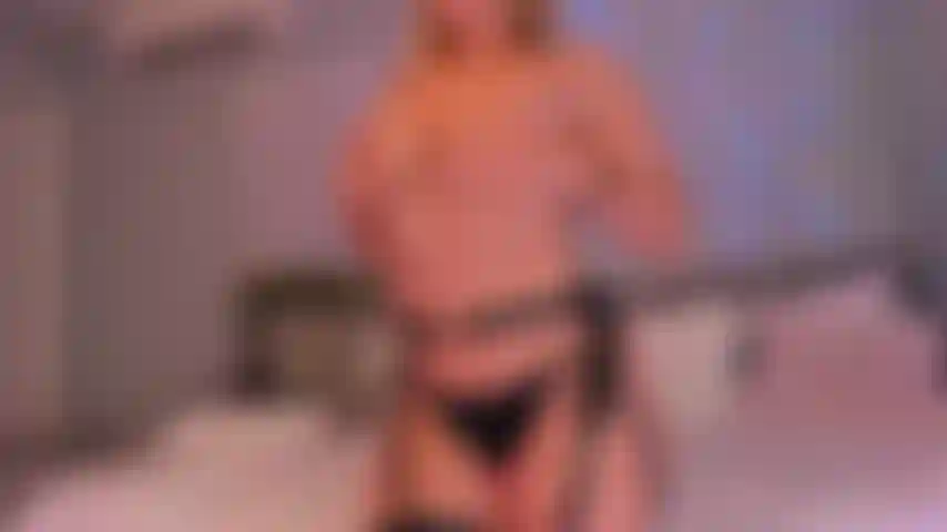 Une giclée rare - je gicle si rarement, j'ai eu la chance de la capturer en cam ! Regarde-moi travailler dur et gicler sur mes bas en nylon en dentelle. Ensuite je glisserai un plug anal dans mon trou du cul serré. Comprend une rediffusion au ralenti du moment de la giclée.