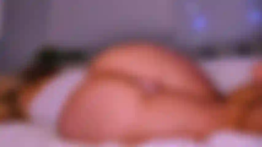 Je saute sur mon oreiller - je me suis réveillée tellement excitée et j'ai commencé à me frotter la chatte. J'ai été tellement mouillée, j'ai dû monter sur ce qui s'en rapproche le plus, mon oreiller ! Regarde-moi m'entraîner et enlever ma culotte pour jouer avec.