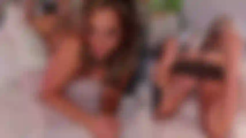 Face cachée, cul vers le haut, double vue, machine à baiser, gold show 06.04.24 - C'est comme ça qu'on aime baiser ! Tire mon string sur le côté et je te ferai une pipe aussi. Fais-moi jouir fort sur ta bite !