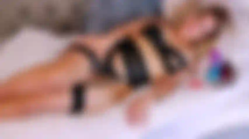 Soumission ballgag - je me sentais très salope et excitée, je voulais te montrer quelle bonne salope je pouvais être. J'ai mis mon bâillon-boule, j'ai bourré ma chatte d'un gros jouet fantastique et j'ai mis une vibration d'air sur mon clitoris. Je deviens un gâchis baveux et je jouis deux fois pour toi !