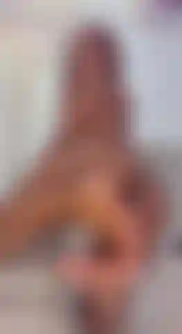 Une latine passionnée et des pieds huilés.