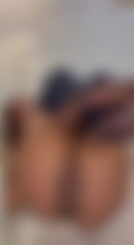 Une adolescente sexy en bas qui te met ses pieds chaussés au visage.