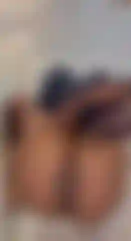 Une adolescente sexy en bas qui te met ses pieds chaussés au visage.