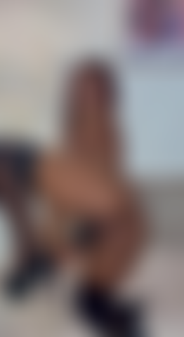 Je joue avec ma chatte avec des talons noirs sexy.