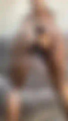 Un cul d'ébène juteux étire la chatte sur une grosse bite.