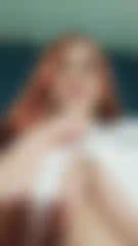 Seule à la maison, en train de jouer avec mes gros seins.