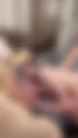 Étant une douce dominatrice, j'embrasse et utilise ma bouche sur olivia (ma poupée sexuelle) tout en la taquinant, puis je vous offre (gode transparent) une fellation bien salissante.