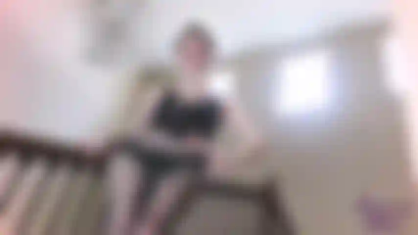 Les esclaves des pieds appartiennent à mes pieds : il est temps que vous appreniez une leçon précieuse sur le fait d'être mon esclave des pieds. Tu mérites d'être à jamais à genoux en regardant mon corps divin alors que je te taquine dans ces talons et nylons. Ta place dans la vie est sous mes pieds.