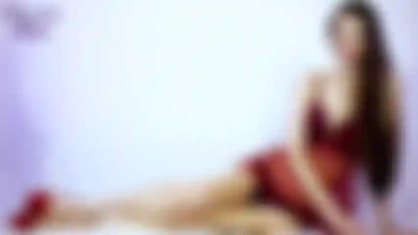 Bon garçon, tu as été un si bon garçon alors j'ai un cadeau spécial pour toi. Vous serez surprise par ce que c'est mais, avec le temps, vous en aurez tellement envie. Et pour m'assurer que vous êtes excitée par votre gâterie, je vais vous taquiner dans cette lingerie rouge sexy.