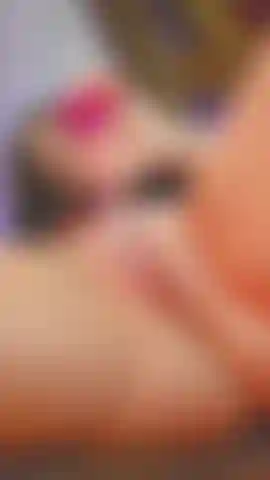 Je joue avec une chatte avec un gode transparent.