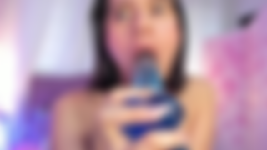 Pas de tenue, juste de la peau, regardez-moi faire la pipe nue la plus coquine que vous ayez jamais vue.