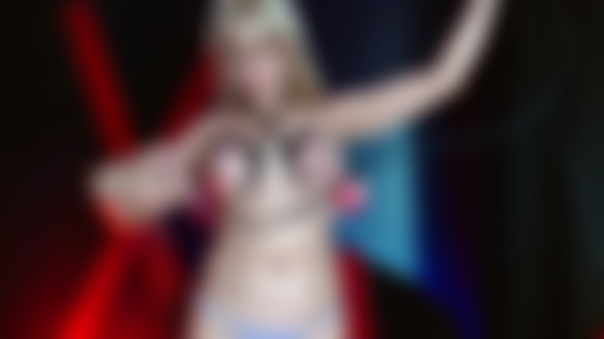 Attachée et exposée, mes gros seins serrés, chaque courbe sous contrôle.