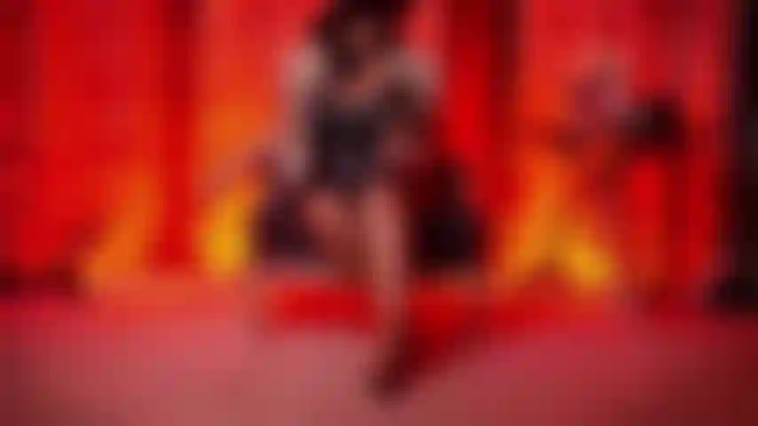 Je suis aussi diverse que la soie et l'acier.. Es-tu soumise ? Je suis ici pour t'aider à devenir un bon garçon esclave. Dis-moi tes fétiches, je suis prête à te baiser et à te faire mienne.