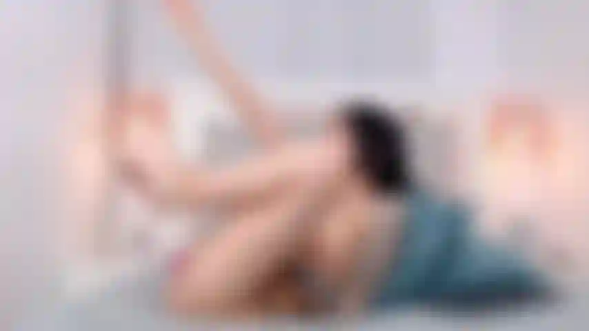 Petite pute suce ta bite en étant flexible !