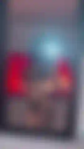 Une fille coquine qui envoie du sexting devant le miroir !