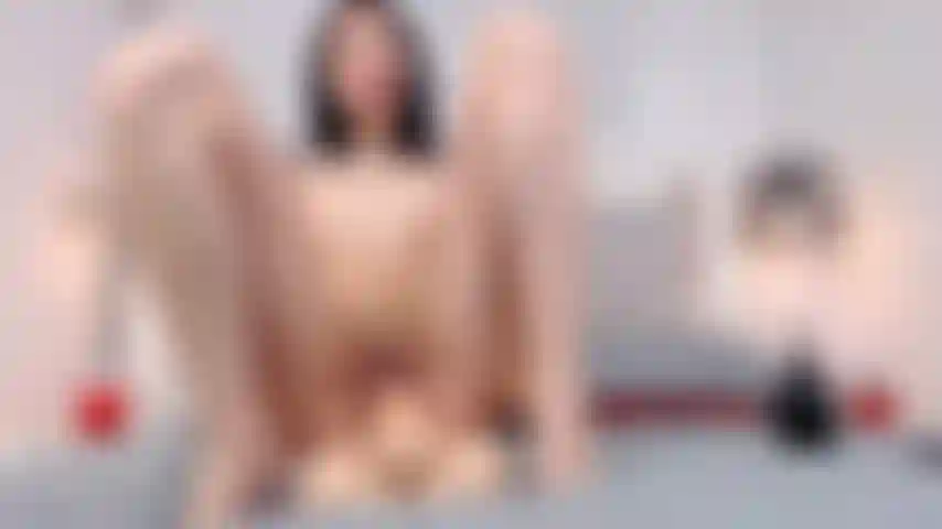 Une jolie e-girl chevauche une énorme bite blanche !