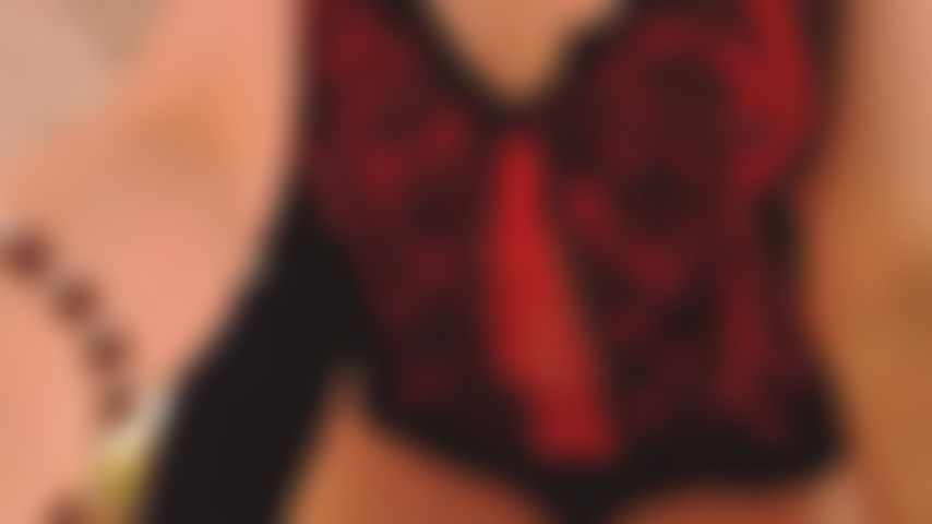 J'avais faim d'une bite dure et épaisse alors j'en ai sucé une !!