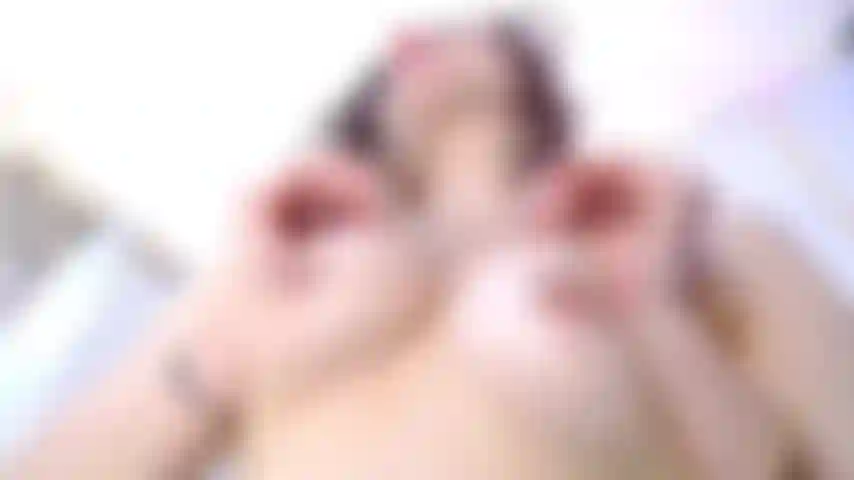 Je deviens folle quand tu recouvres mon petit corps de ton sperme chaud et collant.