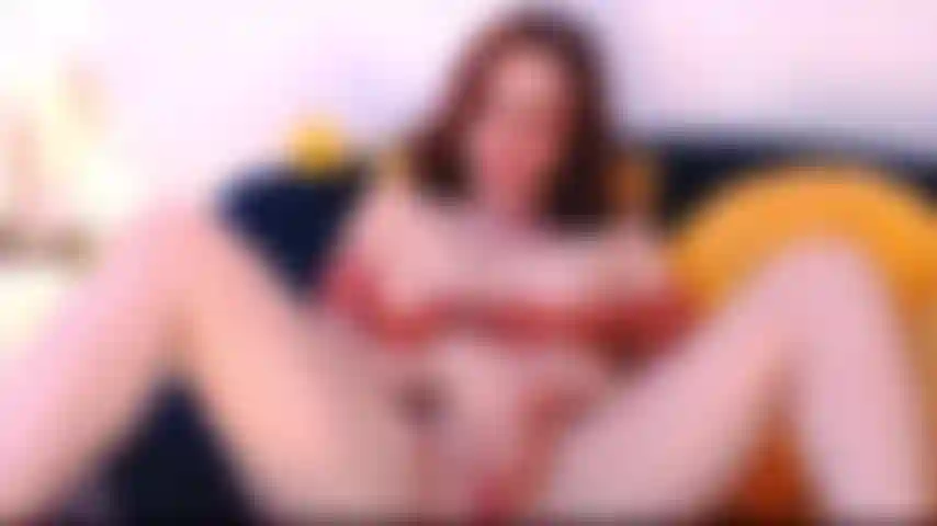 Tu es assise devant moi, me voyant utiliser ma voix pour te guider, touchant ma chatte et mes tétons percés.