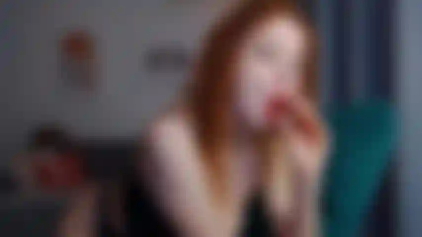 Un plug anal dans mon cul serré et sexy... Tellement prête et chaude pour toi.